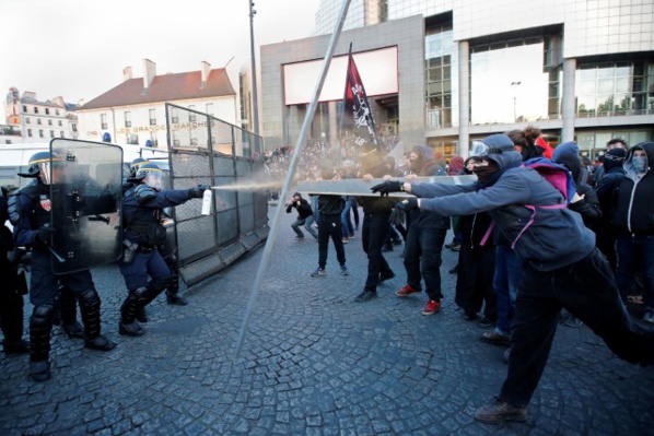 Présidentielle: heurts entre "antifascistes" et policiers à Paris