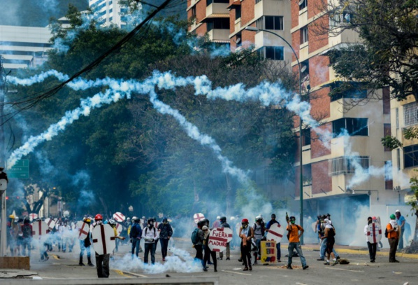 Violents heurts au Venezuela, des milliers d'anti-Maduro dans la rue