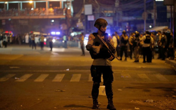 Indonésie: trois policiers tués dans un attentat-suicide à Jakarta