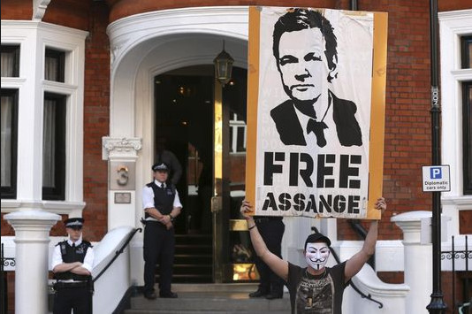 Equateur: le "hackeur" Assange pourra rester à l'ambassade de Londres (président)