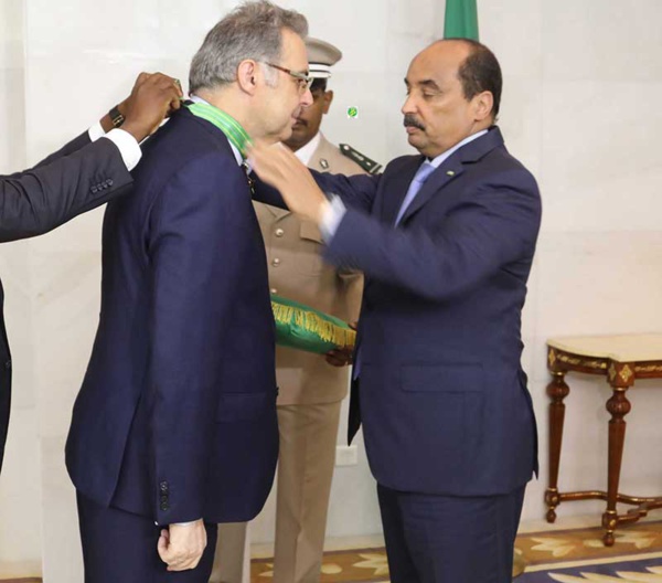 Le Président de la République décore l’ambassadeur espagnol dont la mission s’achève en Mauritanie