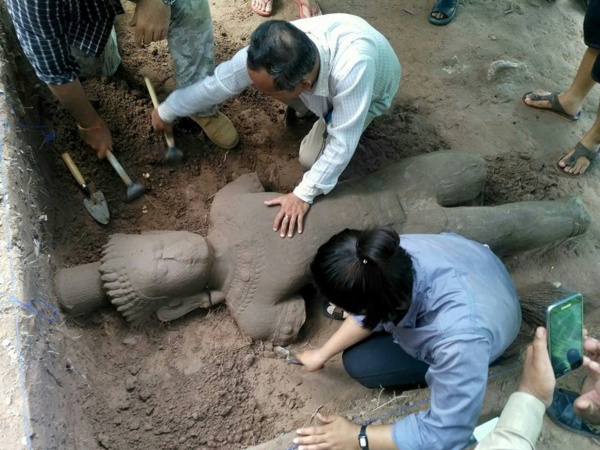 Cambodge: une statue découverte sur le site archéologique d'Angkor