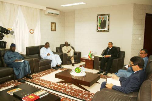 Le ministre des affaires étrangères tient une rencontre de concertation avec les ambassadeurs du Sénégal, du Mali, et de la Gambie