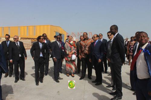 Le Président de la République et son hôte swatini visitent la société mauritanienne de construction navale à Nouadhibou