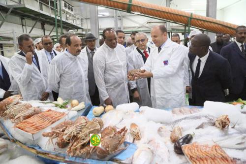 Le Président de la République et son hôte swatini visitent la Société mauritanienne des produits halieutiques