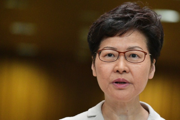 Hong Kong: la cheffe de l'exécutif fait son mea culpa mais aucune concession