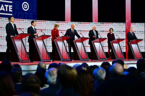 Primaire démocrate: les candidats chargent Trump et s'écharpent sur l'argent en politique