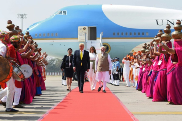 Tapis rouge pour Trump à son arrivée en Inde, sans la foule immense qu'il attendait