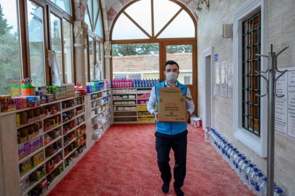 Coronavirus: une mosquée d'Istanbul devient une supérette gratuite