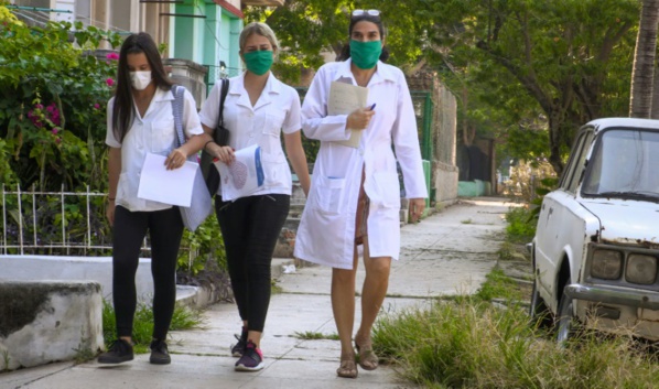 A Cuba, une médecin et ses étudiants à la chasse au coronavirus