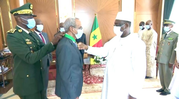 Son excellence Cheikhna Ould Nenni recevant la prestigieuse médaille de commandeur de l'ordre national du lion du Sénégal