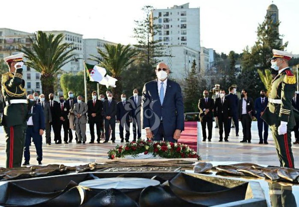 Le Président de la République visite le monument des martyrs à Alger