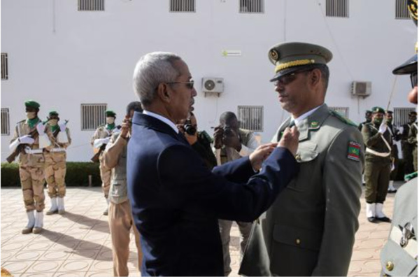 Le ministre de la défense nationale décore des officiers, sous-officiers, soldats et gendarmes