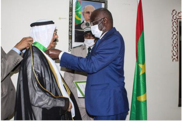 Décoration de l’ambassadeur de l’Etat du Koweït au terme de sa mission en Mauritanie