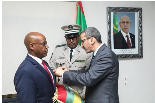 Décoration du représentant du FMI pour la Mauritanie