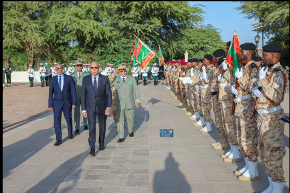 Le Président de la République décore les unités militaires participant à la poursuite des terroristes évadés