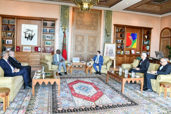 Le ministre des Affaires étrangères s’entretient à Rabat avec son homologue marocain