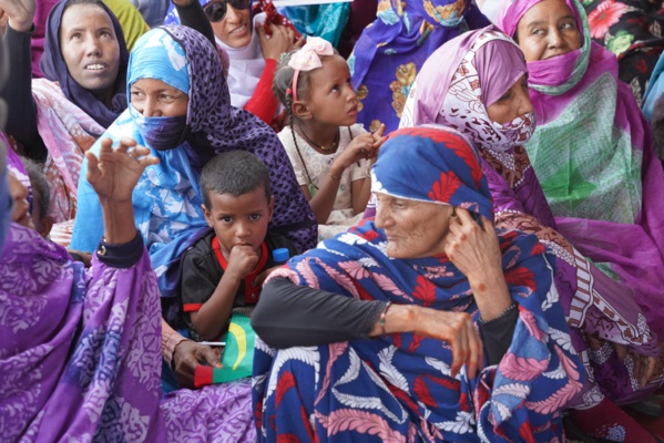 Le Délégué Général de TAAZOUR pose la première pierre d'une adduction d'eau potable dans le village d'Areyth et inaugure une boutique communautaire approvisionnée en vivres.