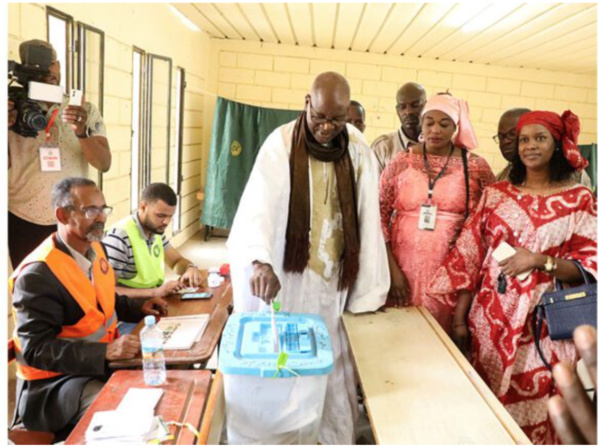 Le candidat Mamadou Bocar Ba vote au bureau N°3 à l’école 2 au Ksar