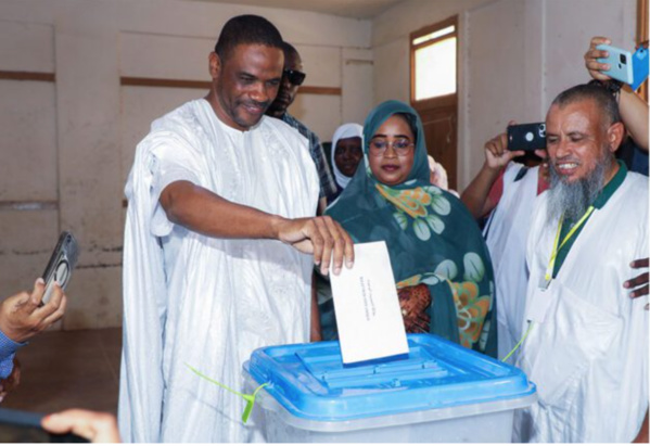 Elections présidentielles de 2024: Le candidat El Id Mohameden M’Bareck accomplit son devoir électoral au bureau 6 de l’école Bilal Ibn Rabah à Riyad