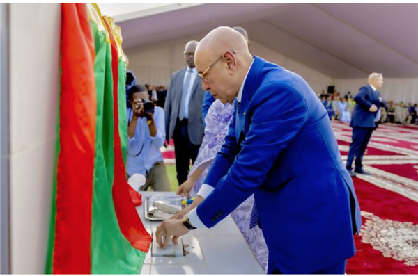 Le Président de la République pose la première pierre du projet de renforcement de l’alimentation en eau potable de Nouakchott à partir de la nappe d’Idini