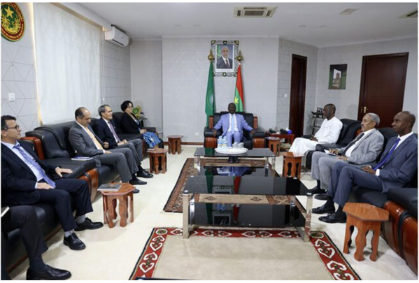 SE. le Président de la République, M. Mohamed Ould Cheikh El-Ghazouani, a inauguré, vendredi, à Nouakchott, une nouvelle extension du Centre hospitalier des spécialités et son équipement en matériel médical de pointe.  Après avoir coupé le ruban symb