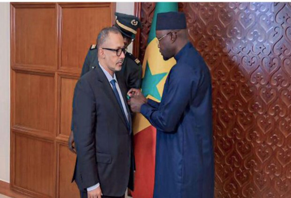 Le Premier ministre sénégalais décerne décore le Président du patronat mauritanien de l’ordre de Commandeur de l’Ordre au nom du Président de la République du Sénégal