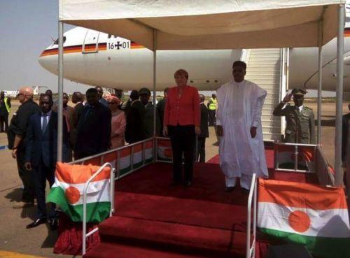 Angela Merkel au Niger : l’Allemagne va installer un centre militaire logistique à Niamey