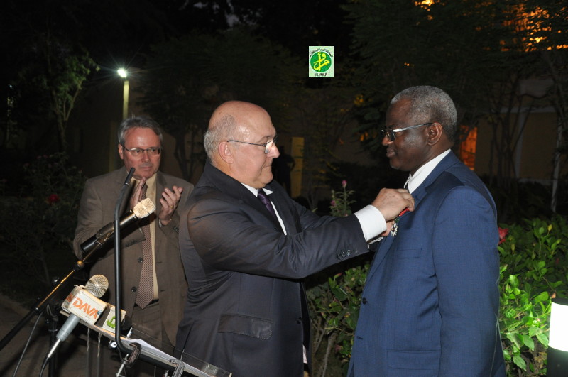 Le ministre de l’enseignement supérieur décoré de la médaille de chevalier de la Légion d’Honneur française