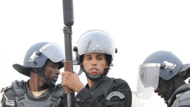 Deux policiers blessés au cours d’un accrochage avec des manifestants à Arafat