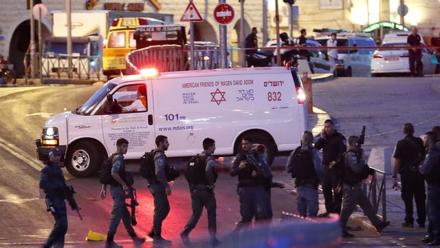 Une policière israélienne tuée, trois assaillants abattus (police)