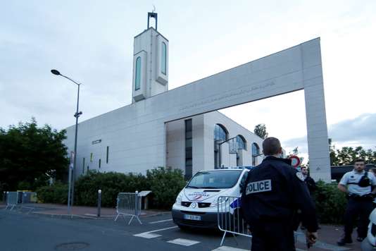 France : une voiture percute les barrières protégeant une mosquée