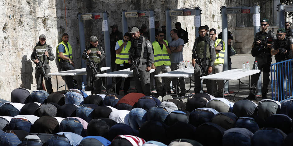 A Jérusalem, les fidèles musulmans refusent les détecteurs de métaux israéliens
