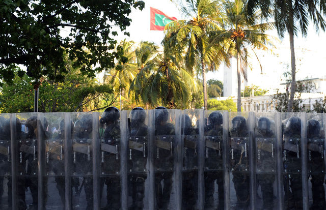 Maldives: le Parlement bouclé par l'armée