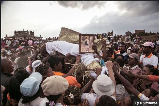 A Madagascar, le succès du "retournement des morts", malgré la peste