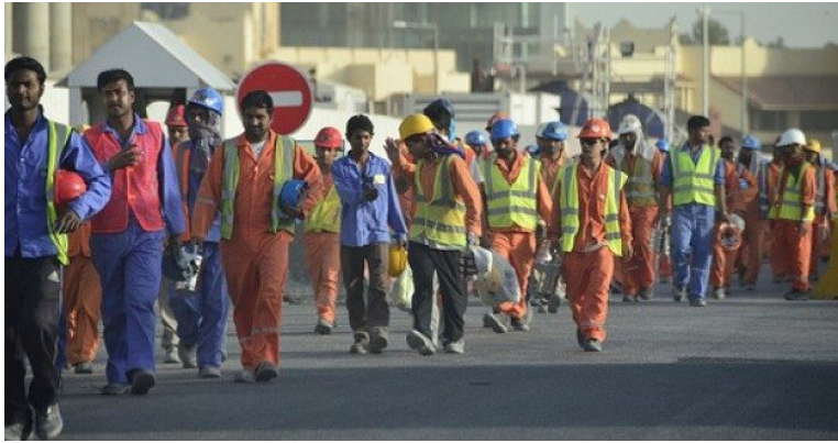 Le Qatar fixe un salaire minimum pour les travailleurs immigrés