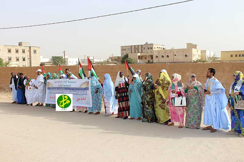 Le groupe parlementaire de soutien à la cause palestinienne en manifestation de protestation devant l’ambassade américaine