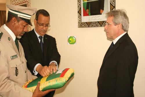 Le ministre des Affaires Etrangères décore l’ambassadeur français accrédité en Mauritanie