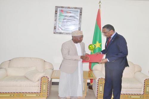 Le Premier ministre reçoit en audience un émissaire du président comorien porteur d'un message au Président de la République