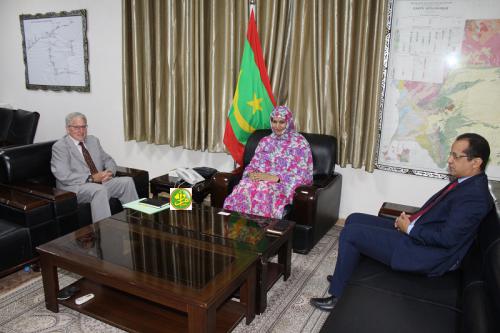 La ministre de l'hydraulique et de l'assainissement reçoit l'ambassadeur d'Espagne en Mauritanie