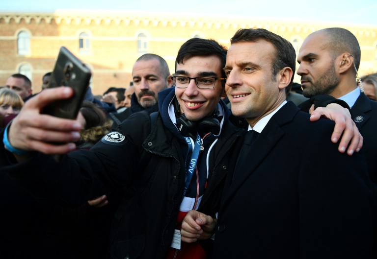 "Notre pays est trop négatif", regrette Macron à Amiens