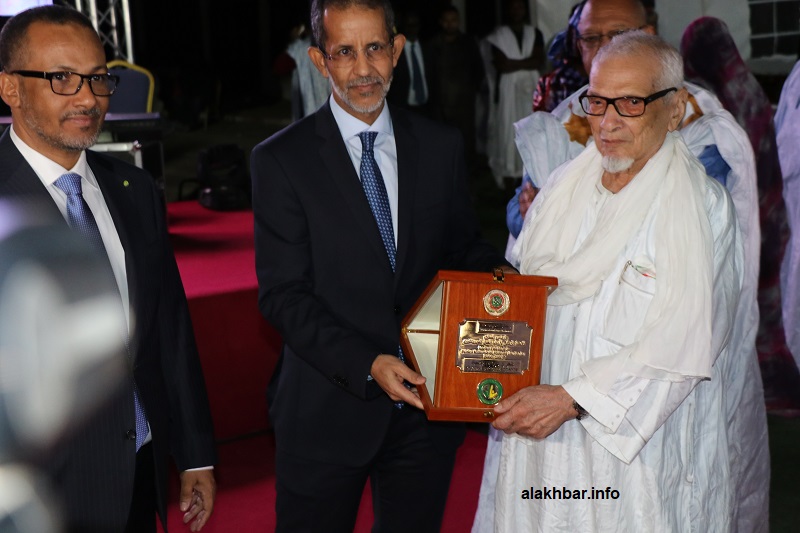 Le premier ministre remet le bouclier d'honneur à Ould Bouamatou et Ould Mamy