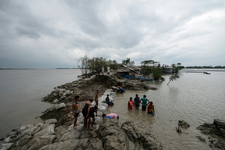 "Tout est perdu" : après le cyclone Amphan, plus que ses yeux pour pleurer