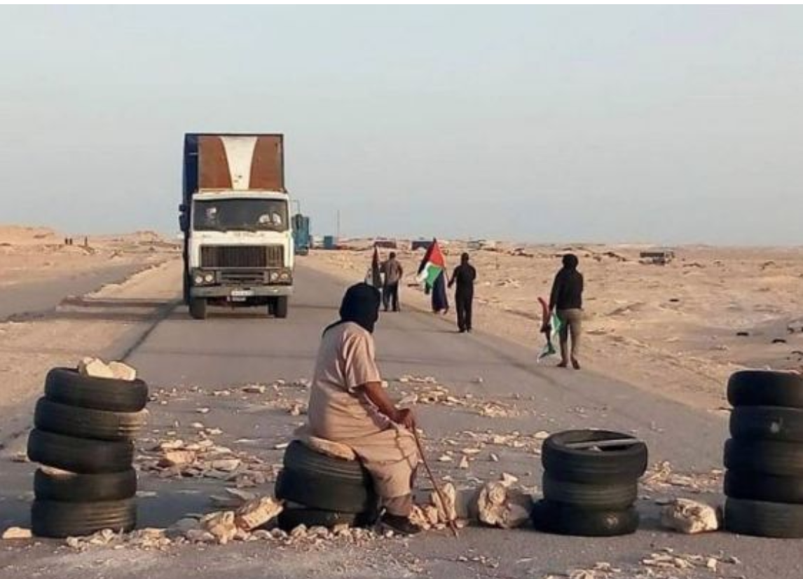 El Guerguerate : SOS de 200 chauffeurs marocains de camions bloqués en Mauritanie