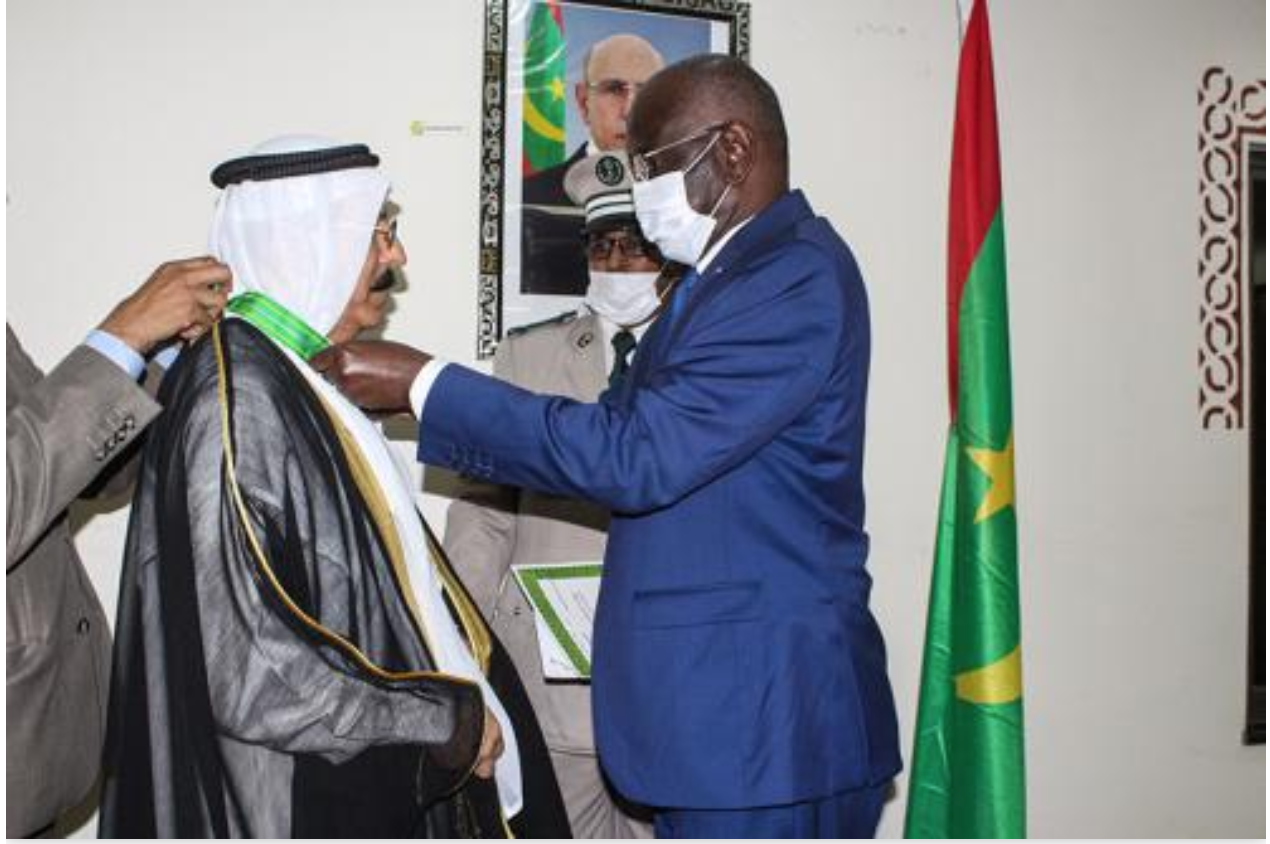 Décoration de l’ambassadeur de l’Etat du Koweït au terme de sa mission en Mauritanie