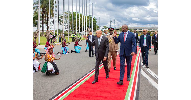 Le président de la République et président de l’Union africaine arrive à Nairobi