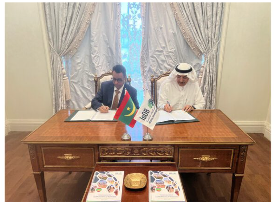 Le ministre de l’économie signe un document entérinant un cadre de coopération entre notre pays et la Banque islamique de développement