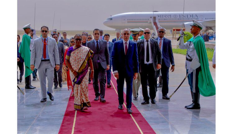 Le Président de la République, Président de l’Union africaine reçoit la Présidente de l’Inde à l’aéroport international de Nouakchott