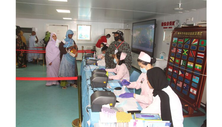 Un groupe de journalistes mauritaniens visite le navire médical chinois de la paix