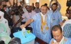 Le candidat Sidi Mohamed Ould Boubacar Ould Boussalef vote au bureau N° 4 à l'école l'Imam Chafii dans la moughataa de Tevragh Zeina